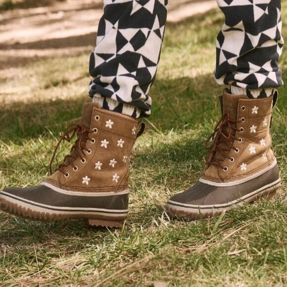 Women's The Great. + Eddie Bauer The Embroidered Daisy Hunt Pac Boot - Picture 2 of 11